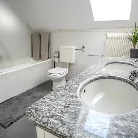 Martys Place With Private Parking Apartment *